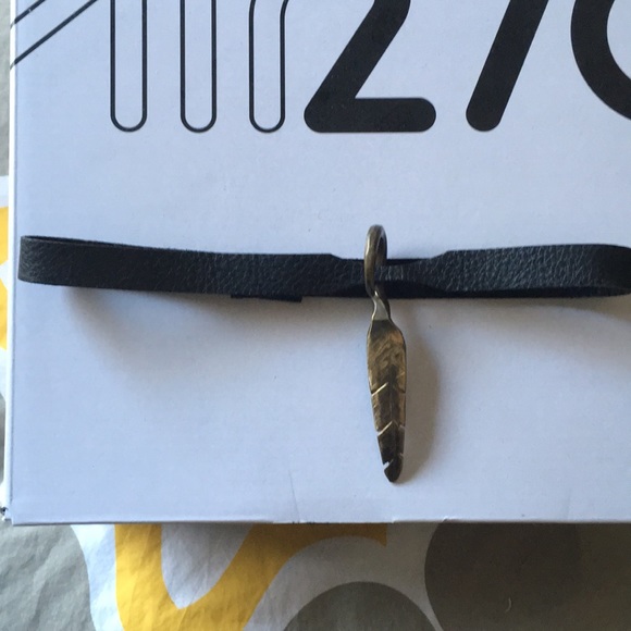 Leather Choker with Brass Feather Decadent - Picture 3 of 3